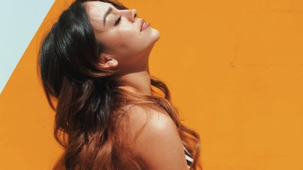 Danna Paola celebra 5 millones de seguidores con foto en traje de baño