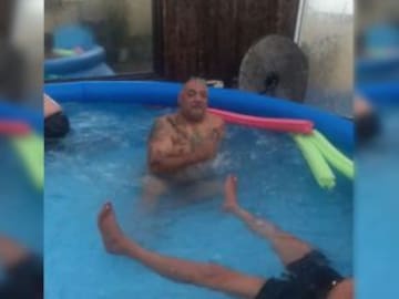 Se aventó a una alberca inflable y su mujer salió volando