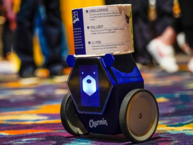 Presentan en CES robot que lleva papel higiénico al baño. (AP)
