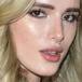 Bella Thorne celebra la Navidad en lencería