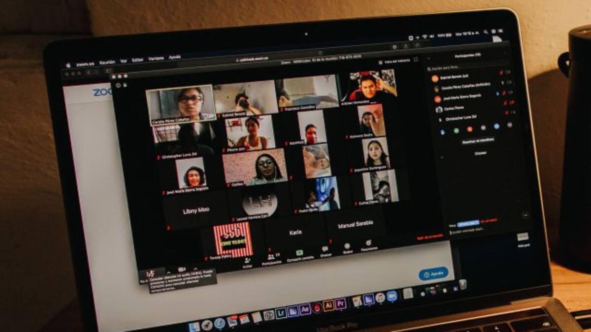 Olvidó que su micrófono estaba encendido e insultó a su maestra