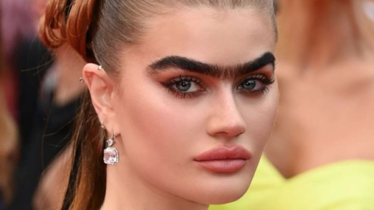 Modelo causa polémica en las redes al promover que la uniceja se vuelva una moda