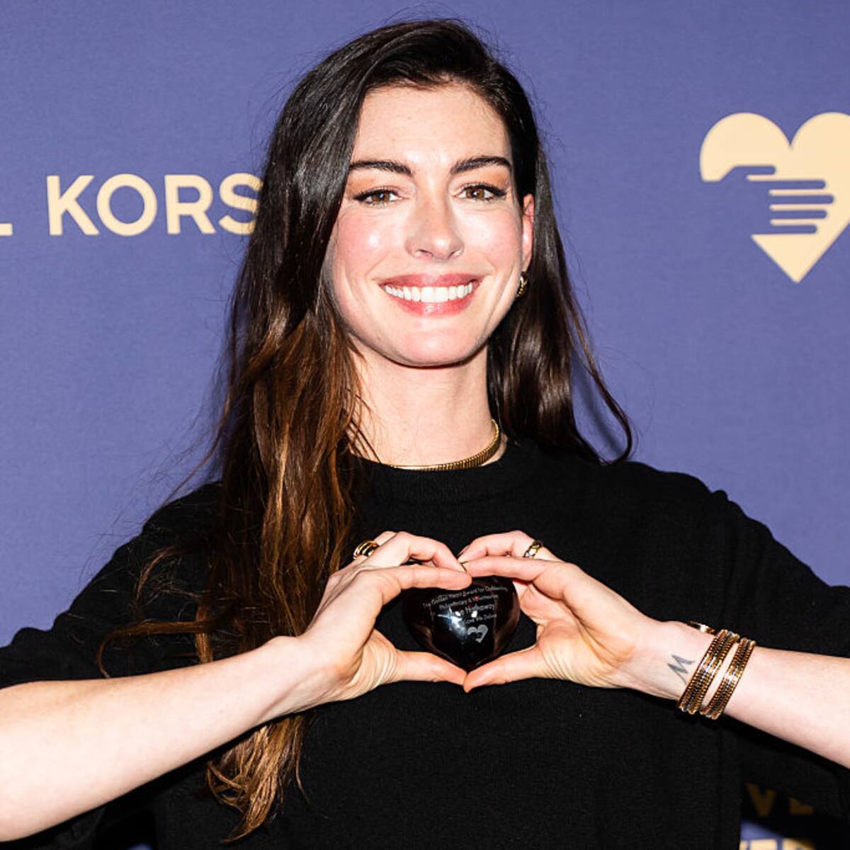 Anne Hathaway lanza “Burial” y debuta como cantante, ¿vale la pena la nueva canción?