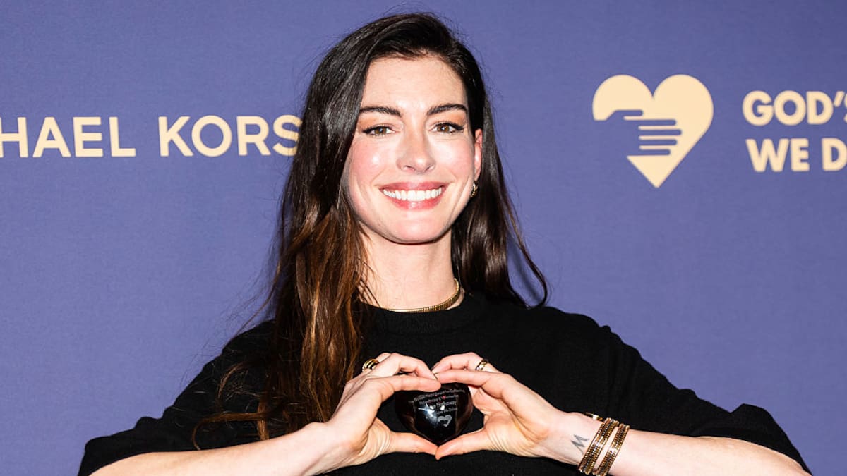 Anne Hathaway lanza “Burial” y debuta como cantante, ¿vale la pena la nueva canción?