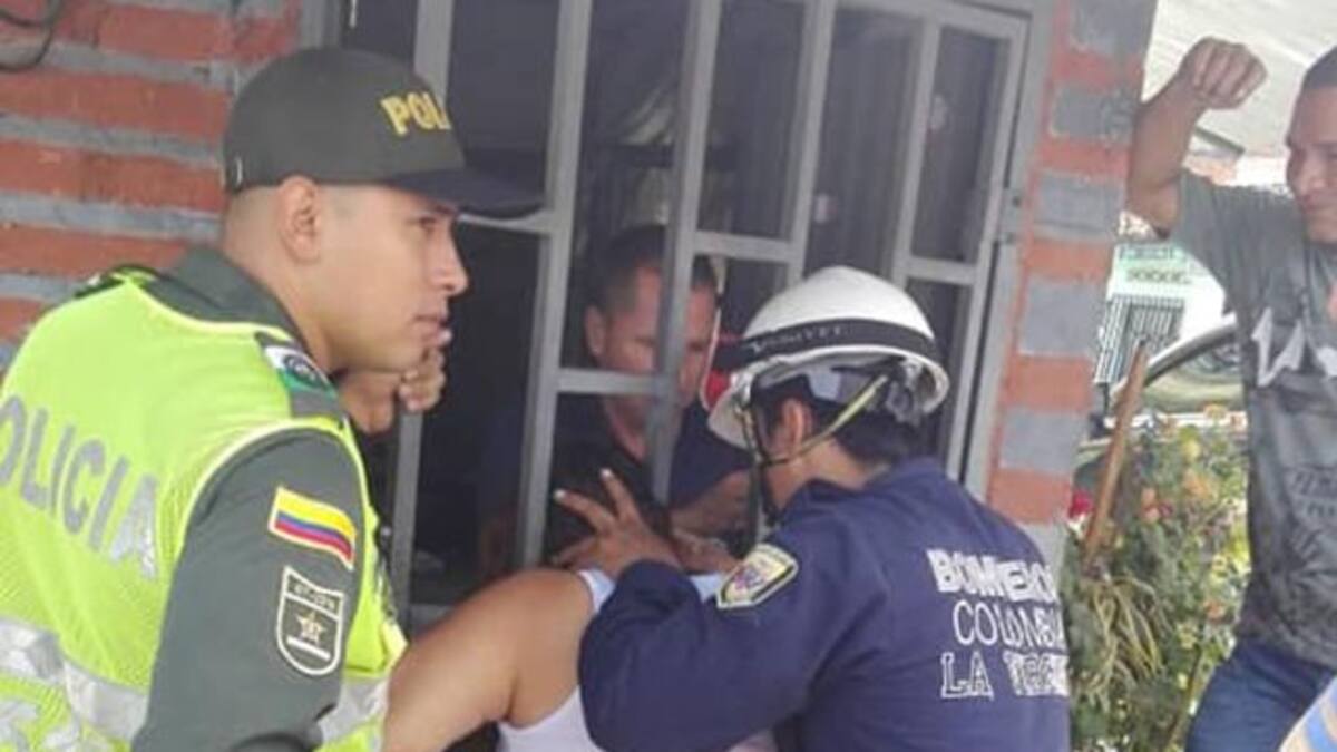 Por chismosa se queda atorada en la reja de la vecina