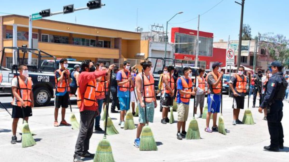 Ponen a barrer las calles a quienes no cumplan con el "Quédate en casa"