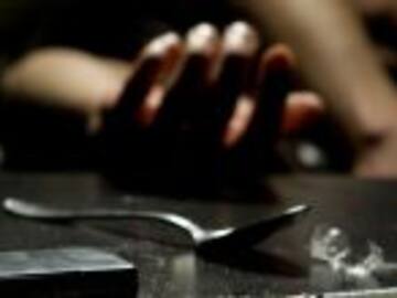 Dos amigos mueren al mismo tiempo, en distintos lugares