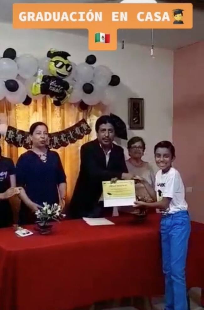 Familia le organiza graduación a niño en su casa