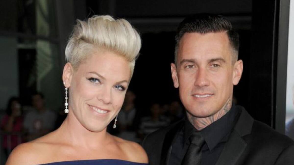 Pink recibe año con bebe en brazos