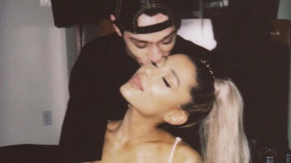 Ariana Grande presume anillo de compromiso en Disney