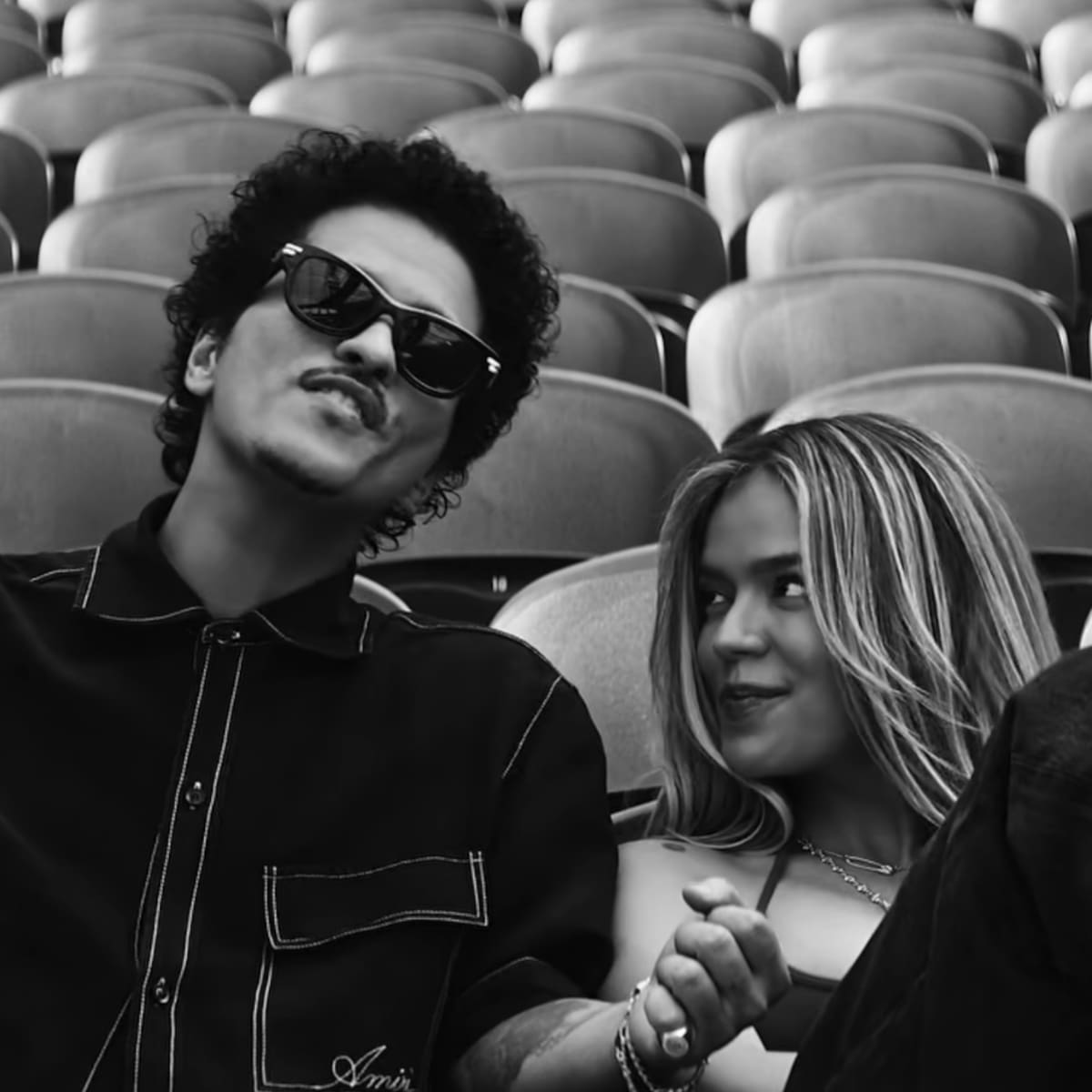 ¿Qué hay entre Karol G y Bruno Mars? Esto revela su nuevo video de “Still”
