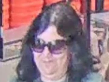 Mujer roba en bodas para llevarse los regalos de los novios