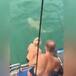 Se hace viral por enfrentar a tiburón y terminó siendo la burla