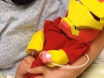 DISFRAZA A SU BEBÉ PREMATURO DE IRON MAN.
