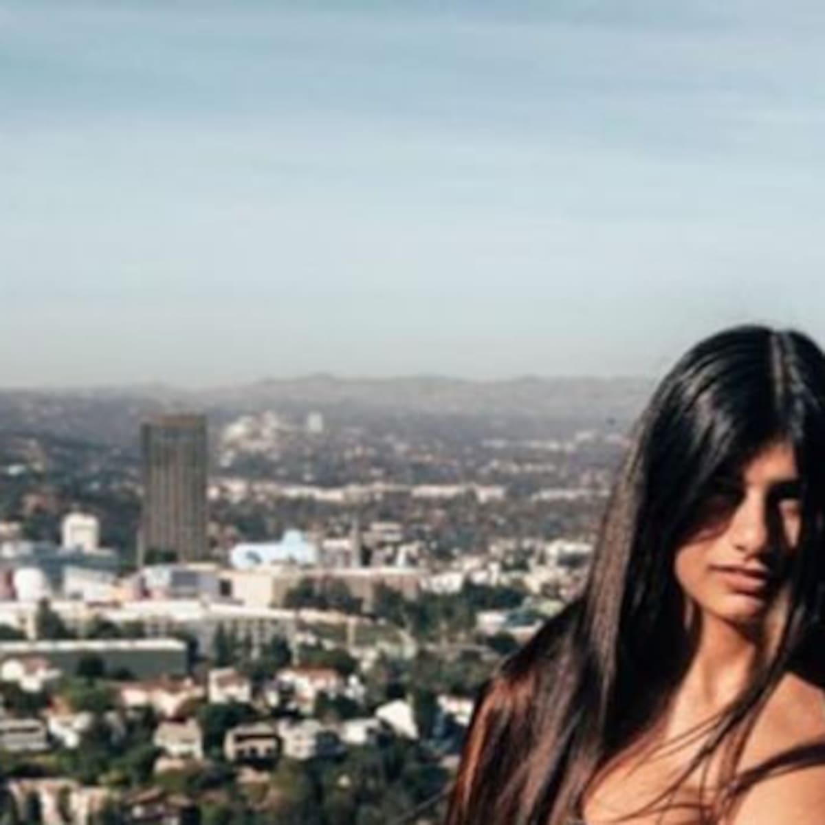Mia Khalifa posa topless y sus fans enloquecen