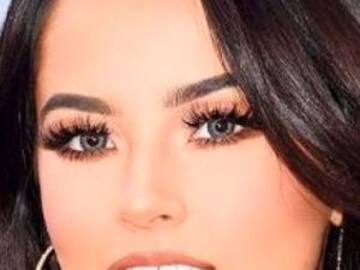 BECKY G SUBE AL ESCENARIO Y ENSEÑA DE MÁS