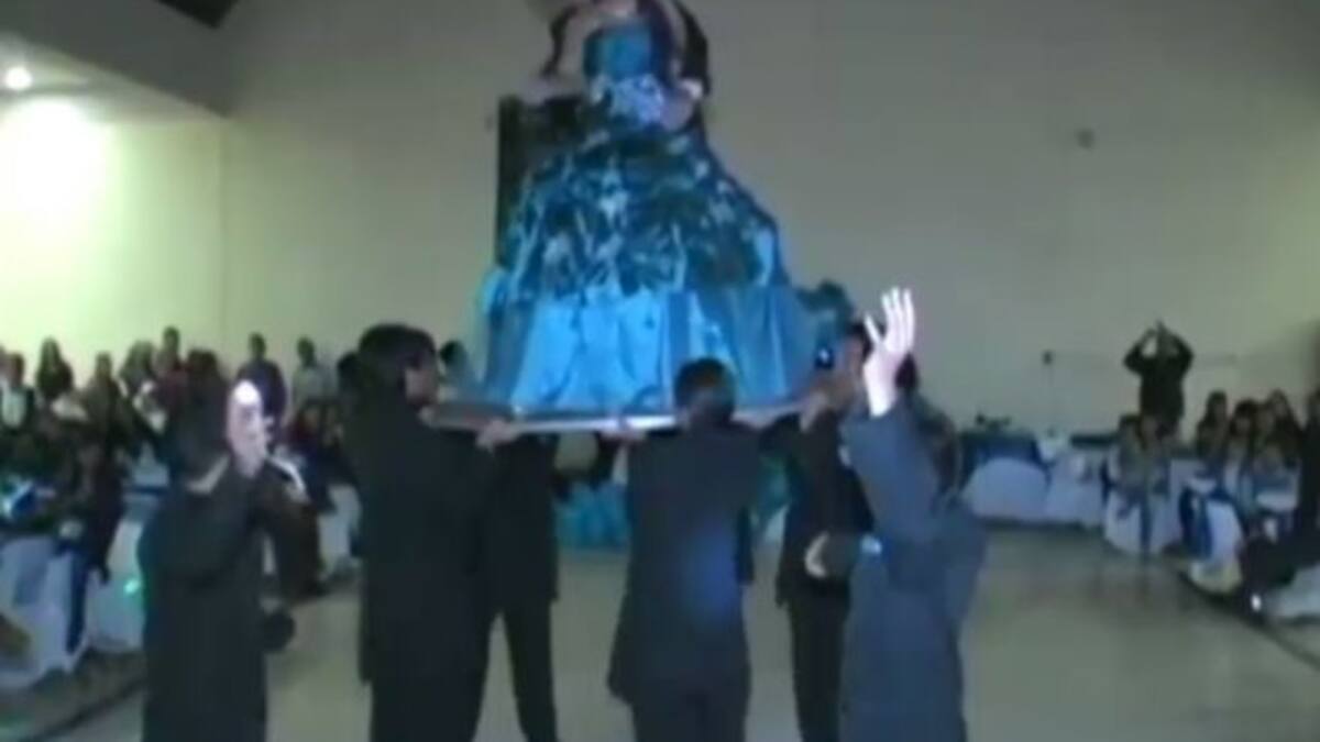 Quinceañera enseña todito con tremenda caída