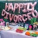 Mujer celebra su divorcio con una fiesta