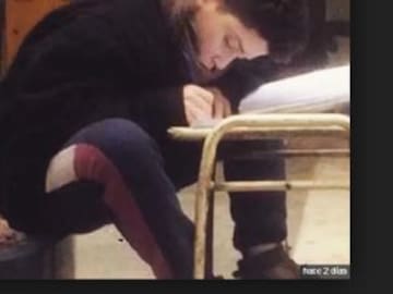 Niño estudia en la calle a cuatro grados de temperatura