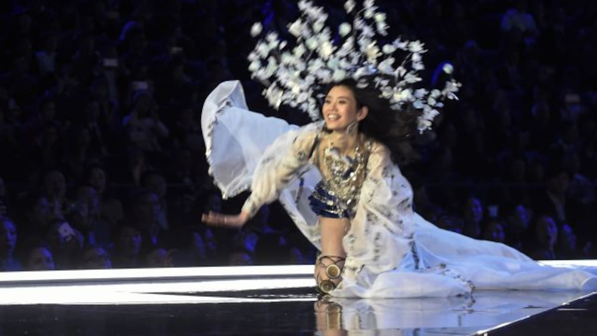 La penosa caída de una modelo en la pasarela del Victoria's Secret Fashion Show