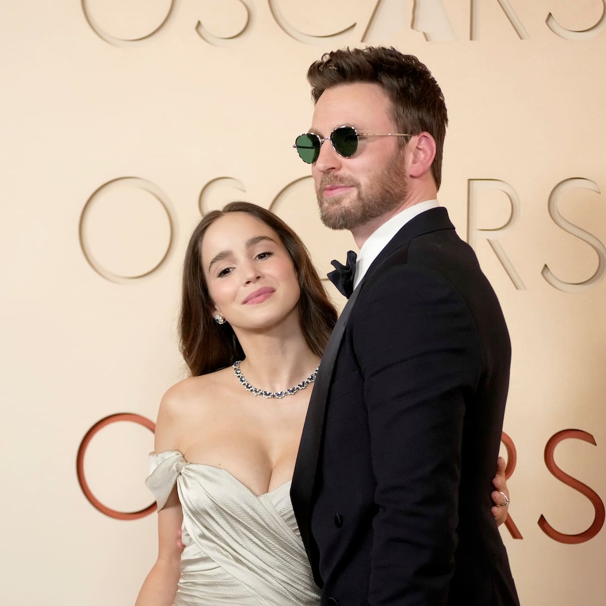 Chris Evans y Alba Baptista sorprenden en los Oscar 2026 con su primera aparición como esposos