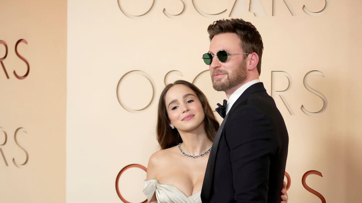 Chris Evans y Alba Baptista sorprenden en los Oscar 2026 con su primera aparición como esposos