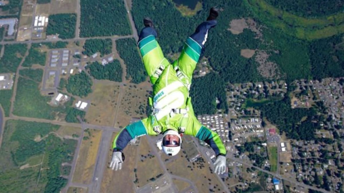 Hombre se lanza sin paracaídas para romper un Récord Mundial
