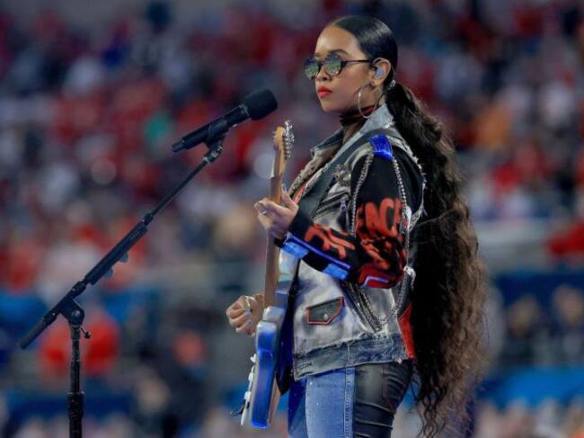 H.E.R. canta "America The Beautiful" en el Super Bowl LV