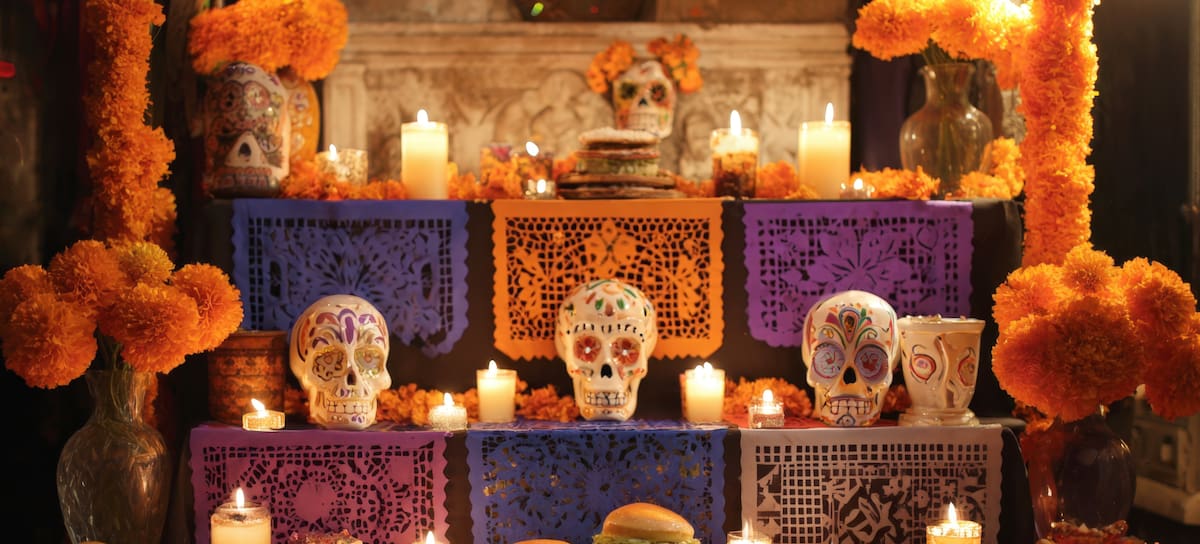 Altar de Día de Muertos con los elementos tradicionales.