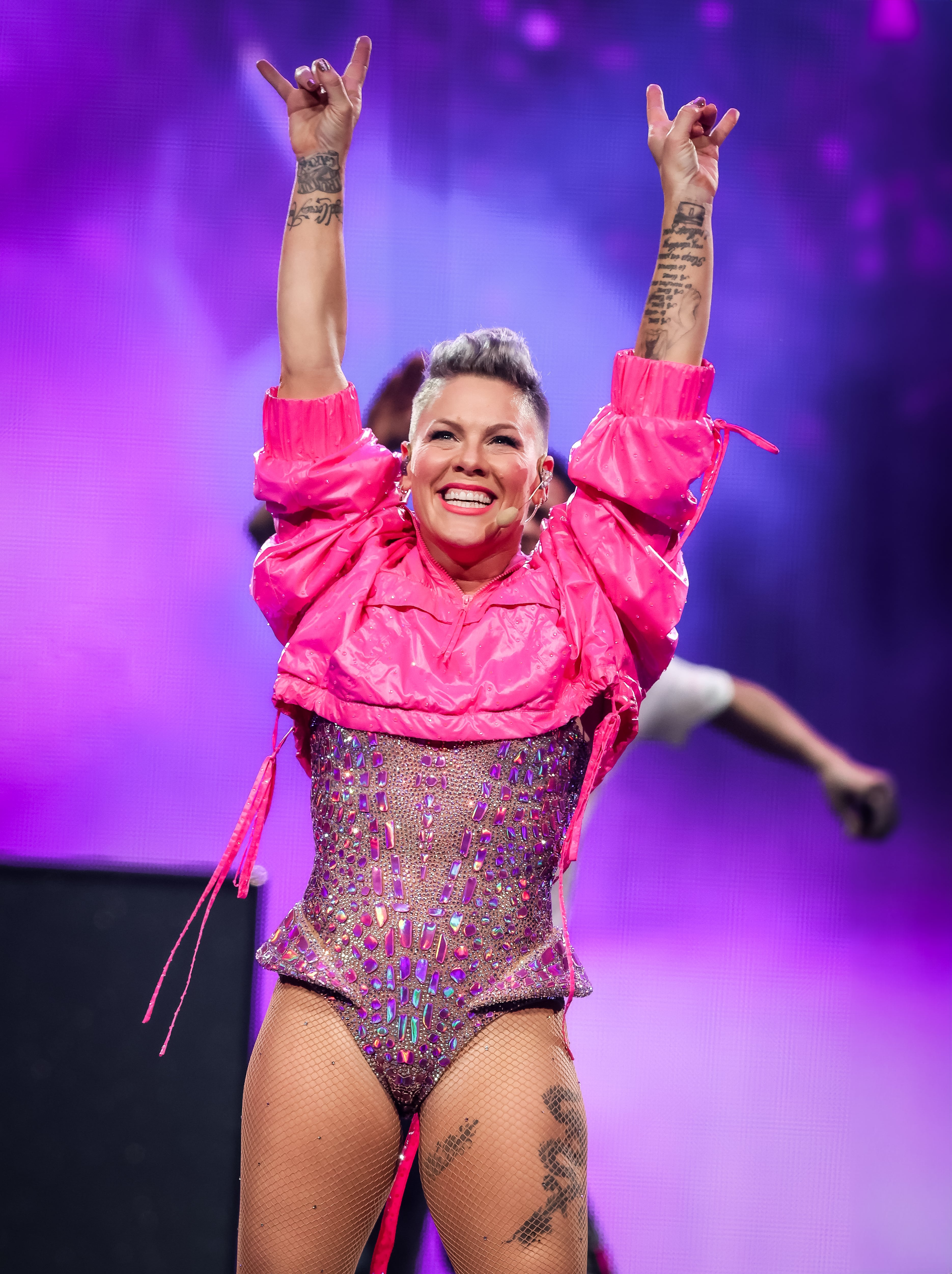 La cantante P!nk dona libros prohibidos en su concierto en Florida.