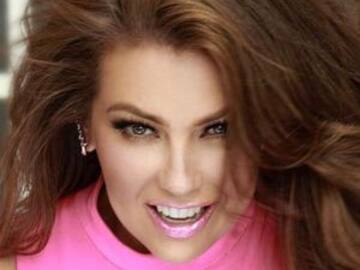 Thalía sufre aparatosa caída durante duelo de bikinis