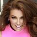 Thalía sufre aparatosa caída durante duelo de bikinis