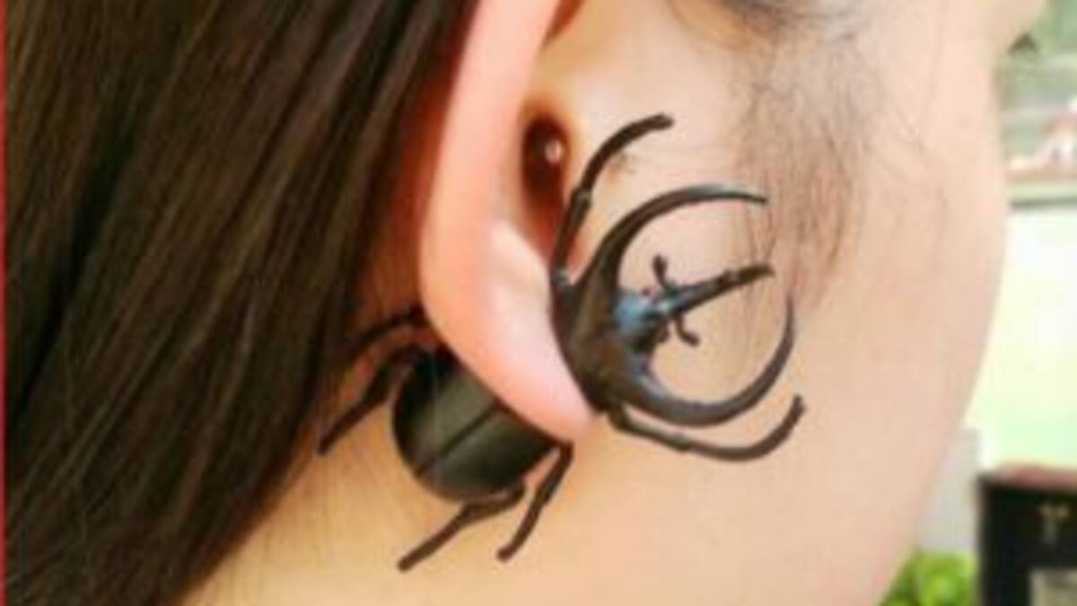 La nueva moda: aretes de escarabajo.