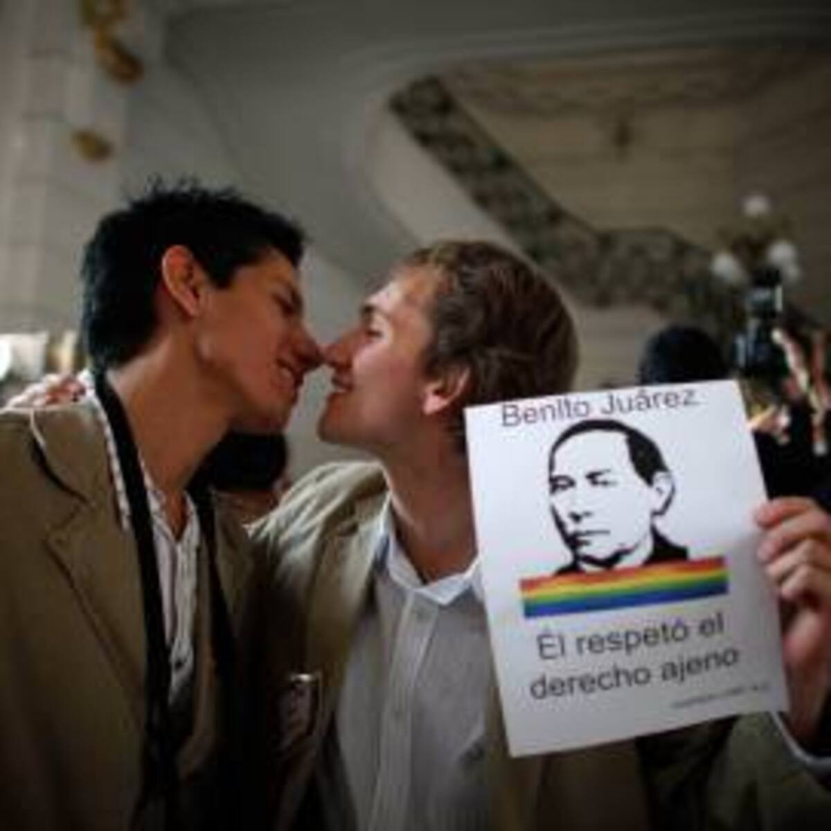 Si avalan bodas gay, después habrá con animales: Obispo