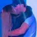 ENRIQUE IGLESIAS SORPRENDE A FAN CON APASIONADO BESO