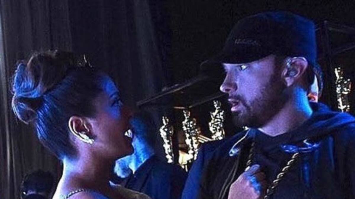 Salma Hayek hace el oso con su ídolo Eminem