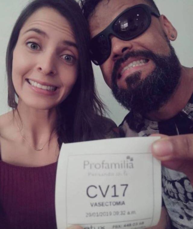 Pareja celebra la vasectomía