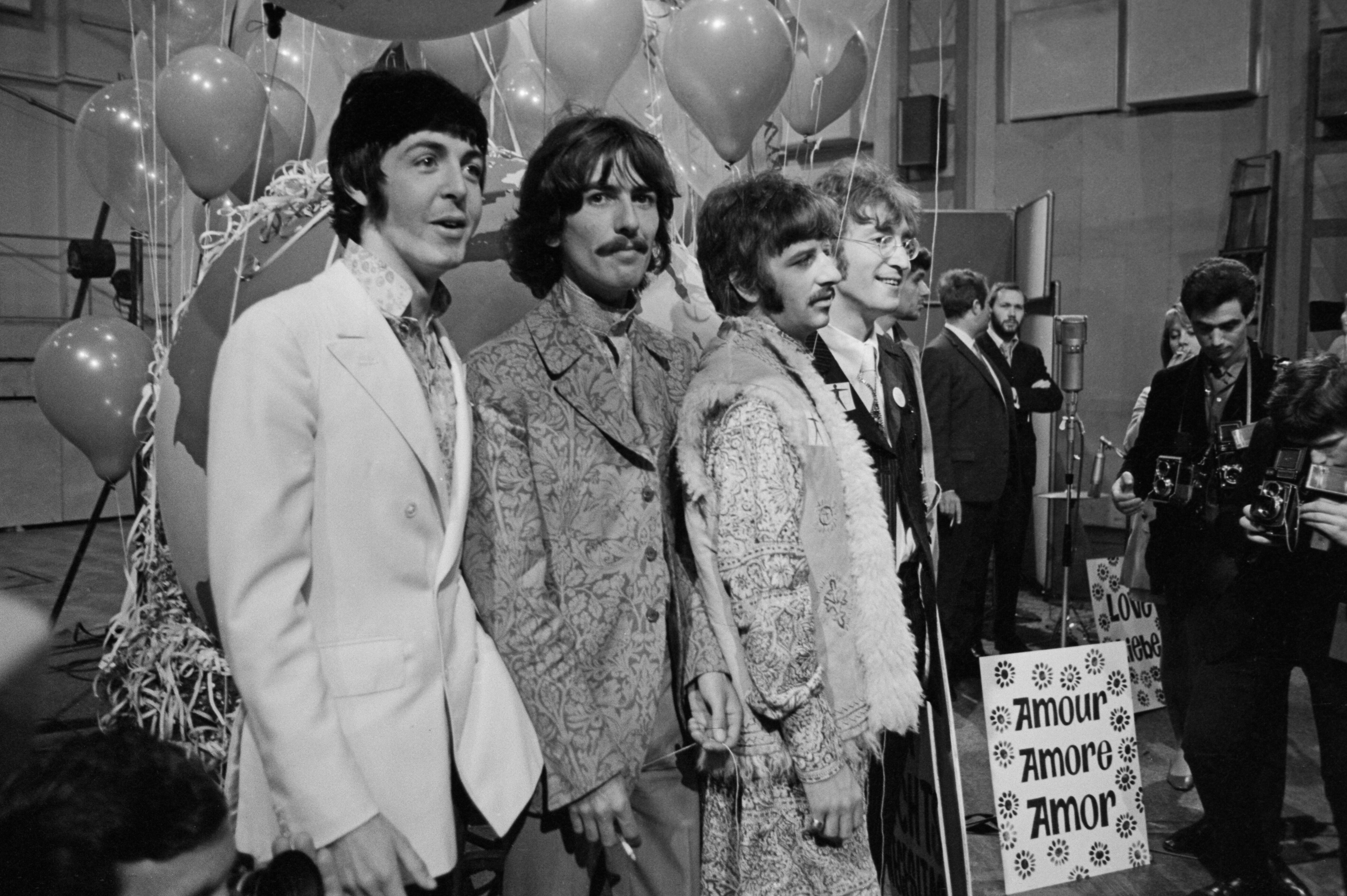 The Beatles previo a la presentación de 'All You Need Is Love' como parte de 'Our World'.