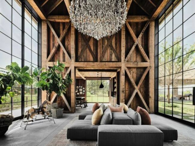 Mila Kunis y Ashton Kutcher tienen un granero moderno con un candelabro de tres metros en el techo