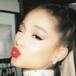 Ariana Grande sorprende con foto sin bra