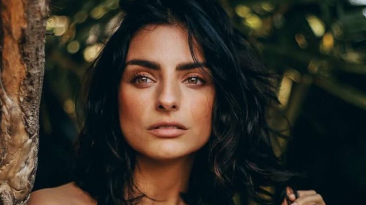 Aislinn Derbez cautiva con pronunciado escote