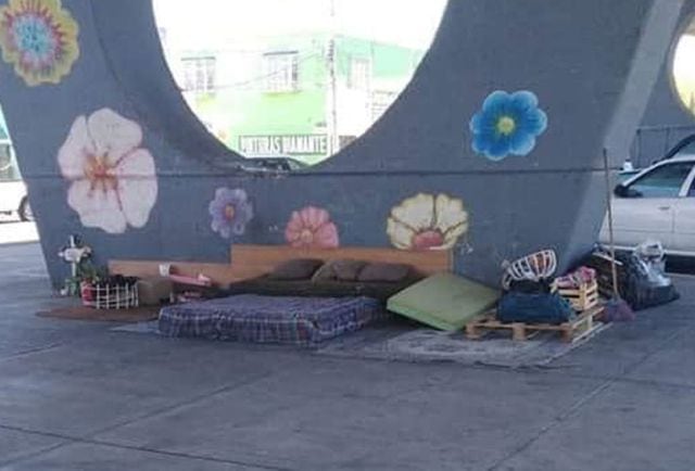 Persona en situación de calle sorprende con su cama debajo de puente