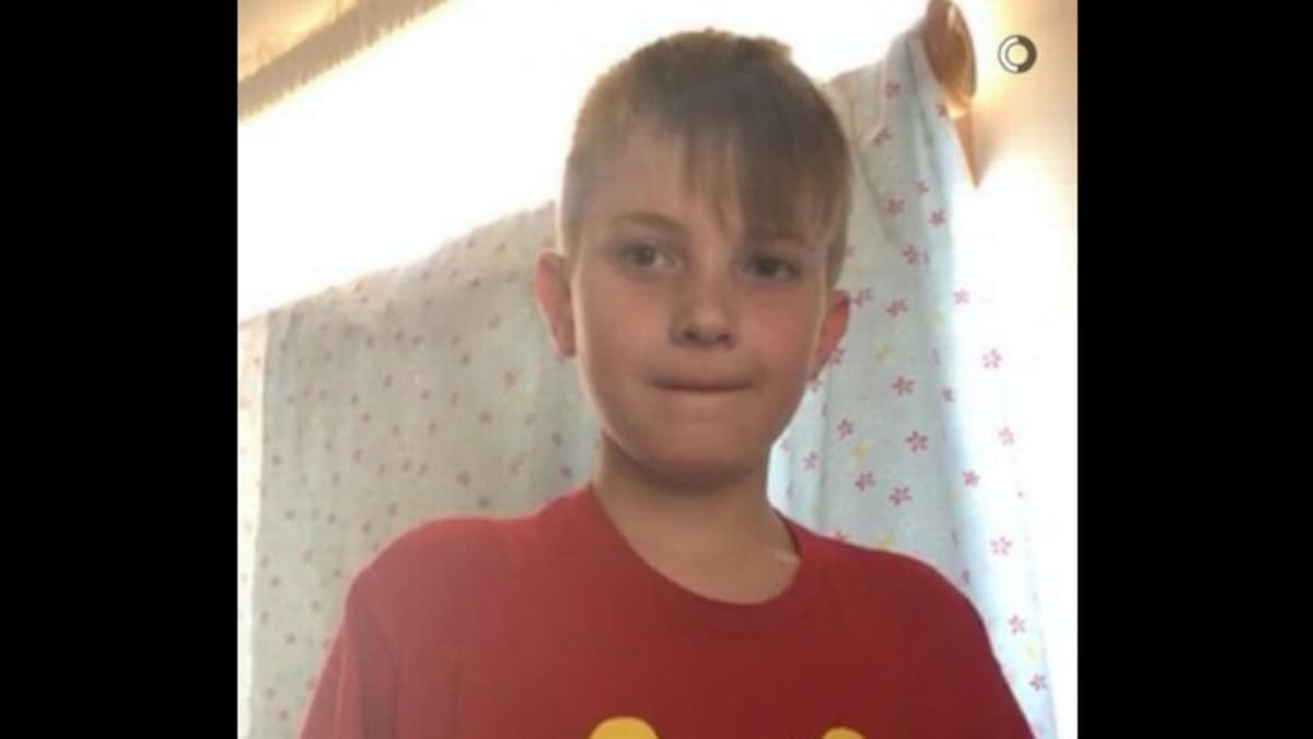 Mujer se disculpa por llevar a su hijo a la escuela con una playera inapropiada