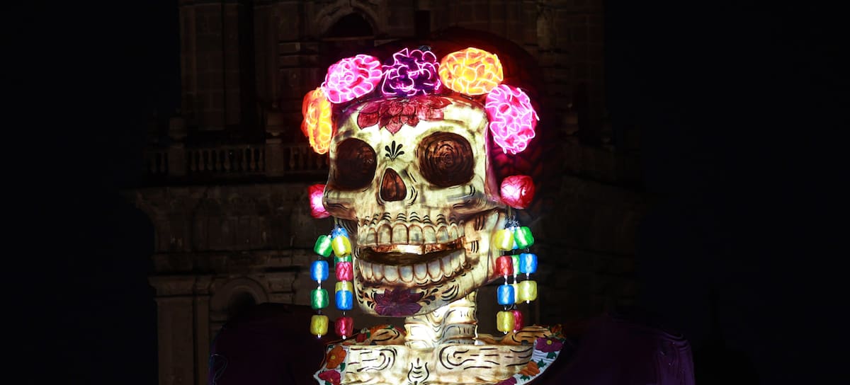 La Catrina monumental de más de 33 metros de altura rompió récord en el Zócalo de la CDMX.