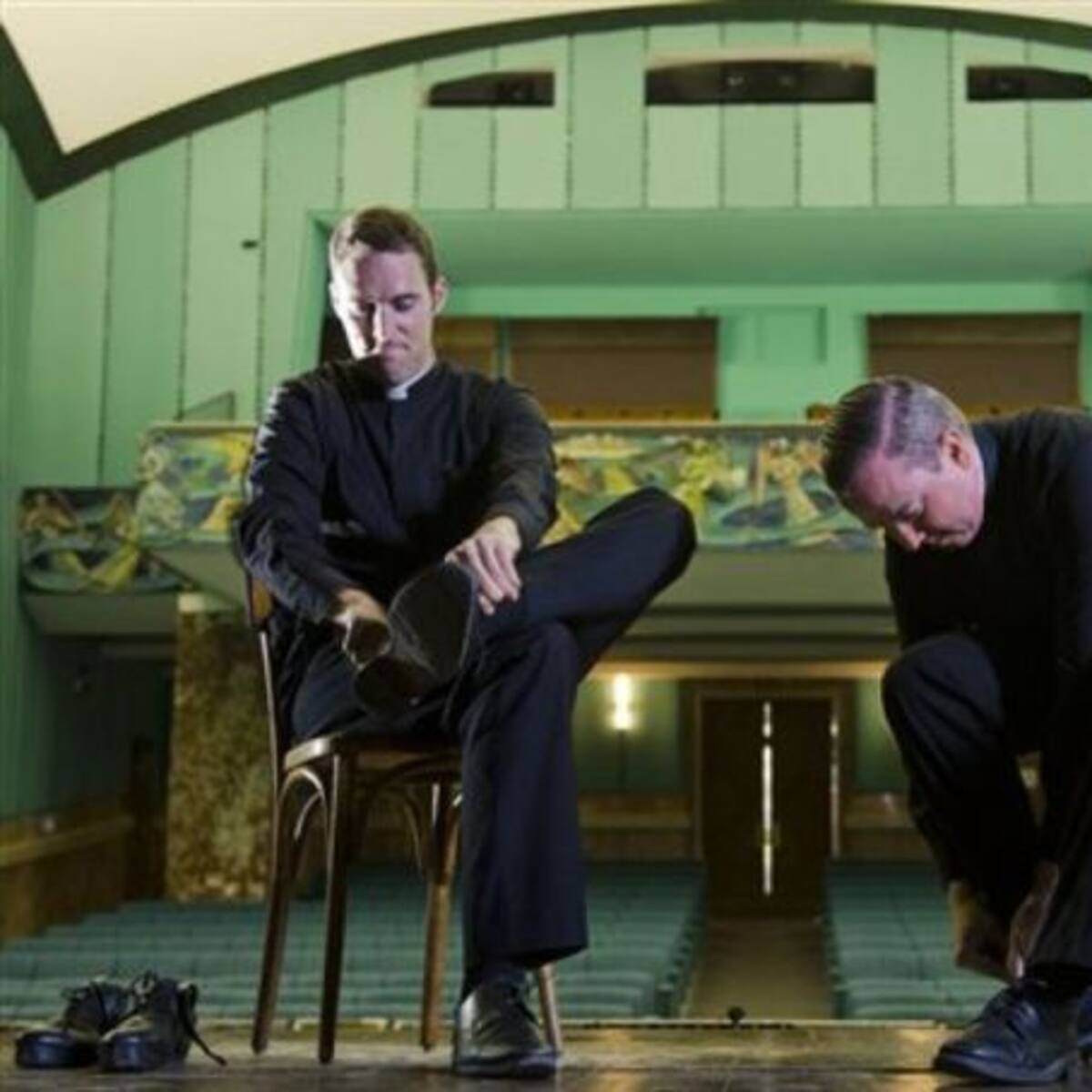 Los curas bailarines, una sensación en Internet