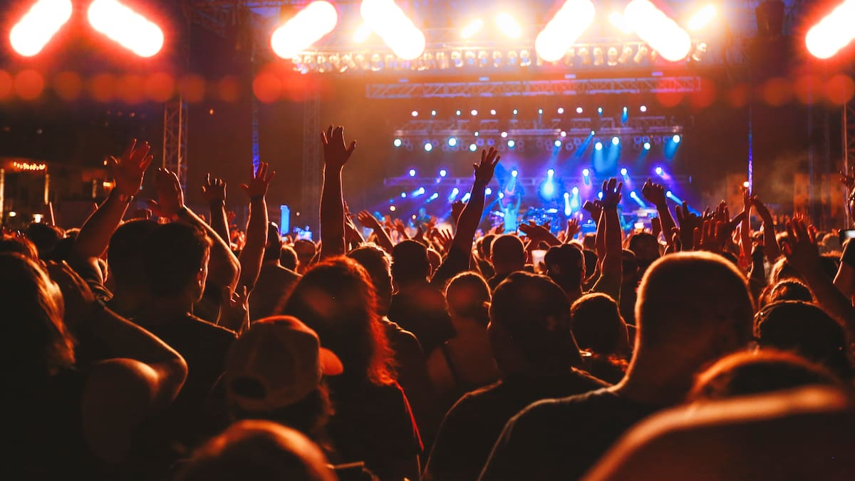 ¿Qué es la epidemia de puntos azules y por qué sacude a los conciertos en 2026?