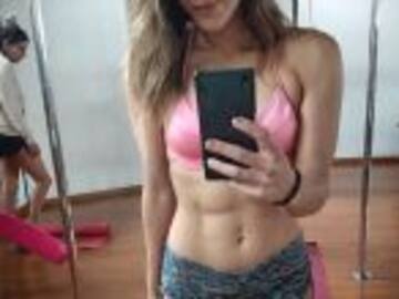 María León presume abdomen de acero