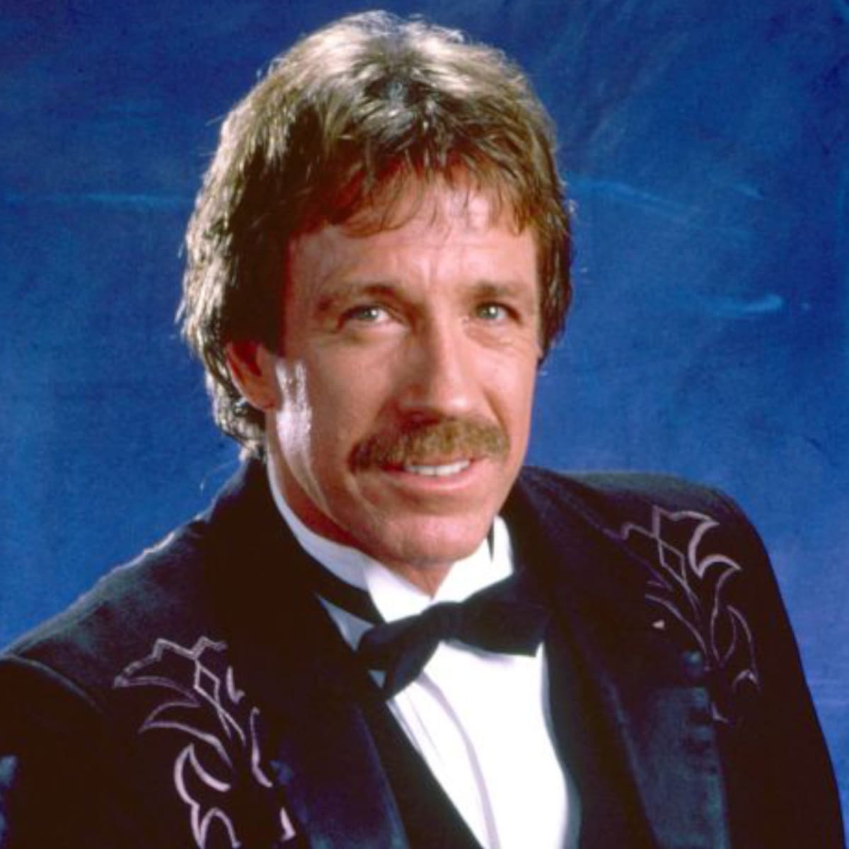 El último "round" de una leyenda: nuestra comunidad despide a Chuck Norris con humor y respeto