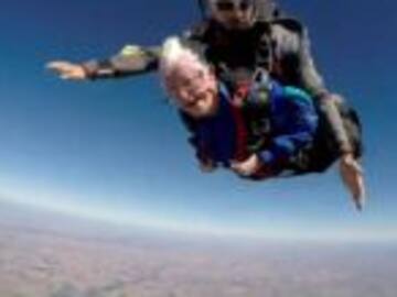 Ancianita celebra su cumpleaños de la manera más extrema