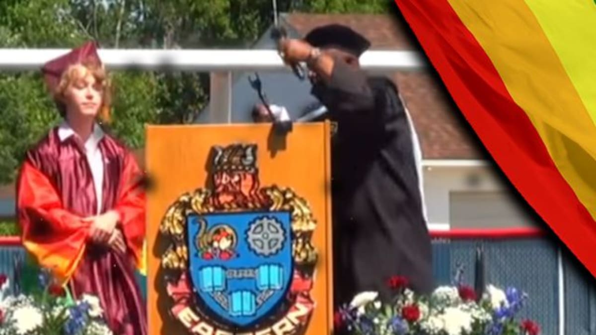 Estudiante habla sobre su identidad sexual durante graduación y le apagan su micrófono